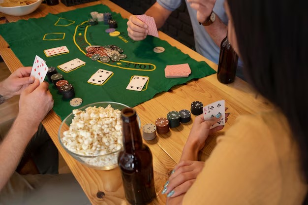 oyatoto Texas Poker mobile interface showing hole cards, community cards, and pot display